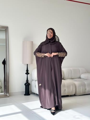 باية باللون البني من قماش الكريب المميّز، تتزيّن ب...