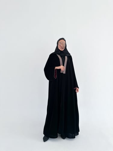 عباية شتوية من المخمل الاسود الفاخر مع كلفة وبطانة...