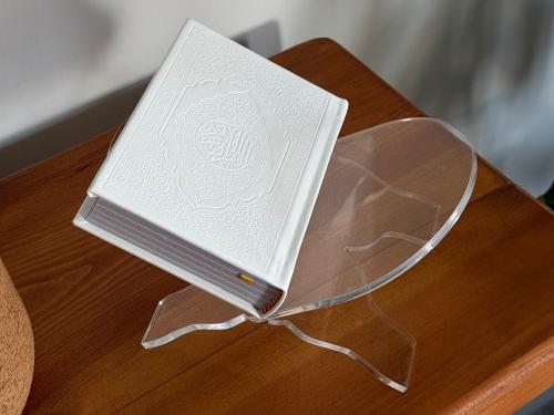 مصحف لون ابيض و حامل قران اكريلك