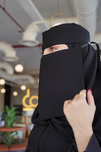 نقاب وسط بخيط مائل