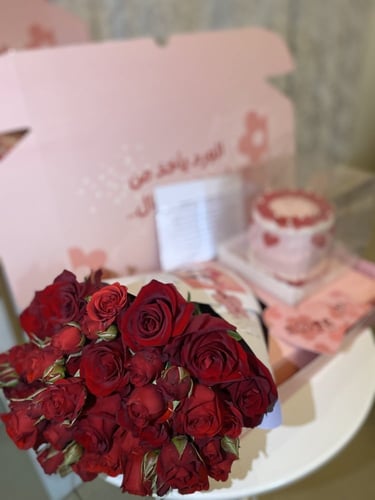 بوكس ورد جوري + بيبي روز + كيك كوري طبقتين