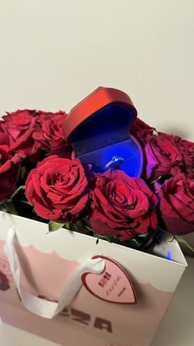 خاتم مع علبة مضيئة