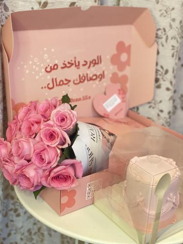 بوكس ورد + كيك كوري طبقتين مع طباعة على الكيك