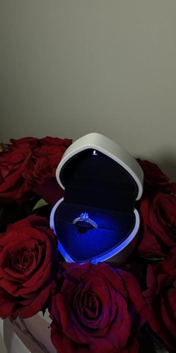 خاتم مع علبة مضيئة