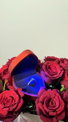 خاتم مع علبة مضيئة