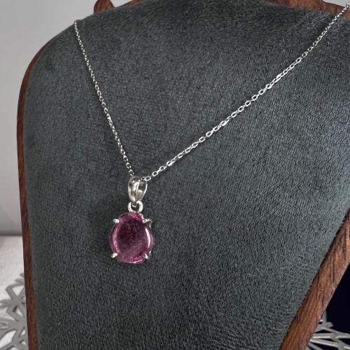 سلسلة مع تعليقة فضة عيار 925 بقطعة من حجر التورمالين