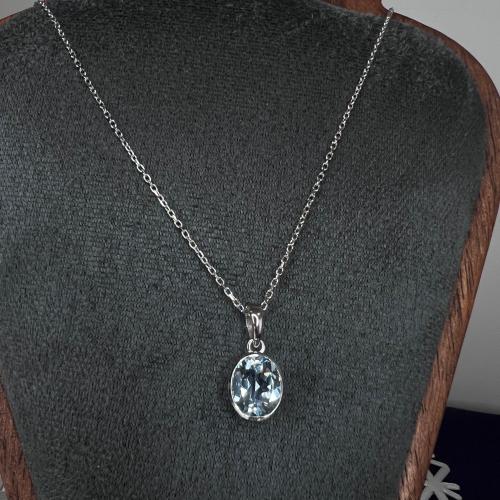 سلسلة مع تعليقة فضة عيار 925 بحجر التوباز الازرق