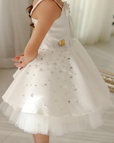 فستان ابيض مع شك يدوي