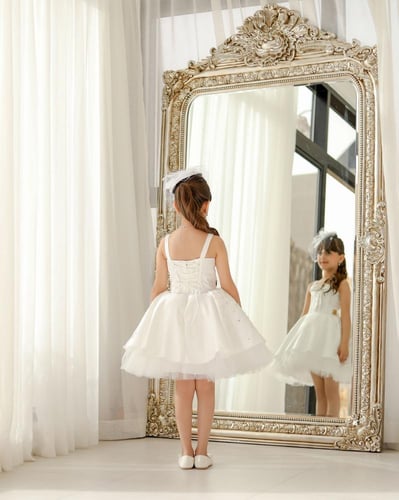 فستان ابيض مع شك يدوي