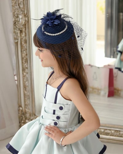 فستان سماوي مع ازرار كحلي