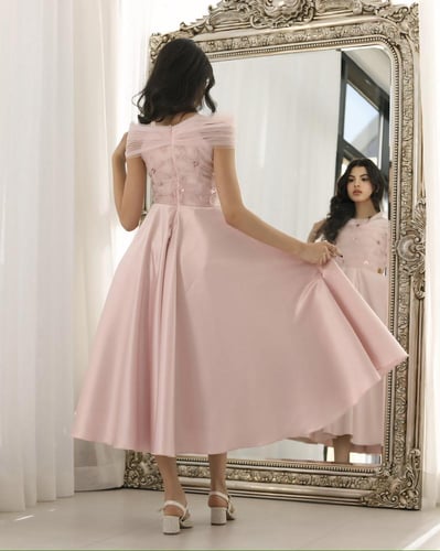 فستان وردي للسن المحير