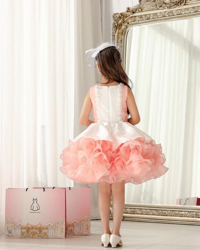 فستان ابيض ووردي