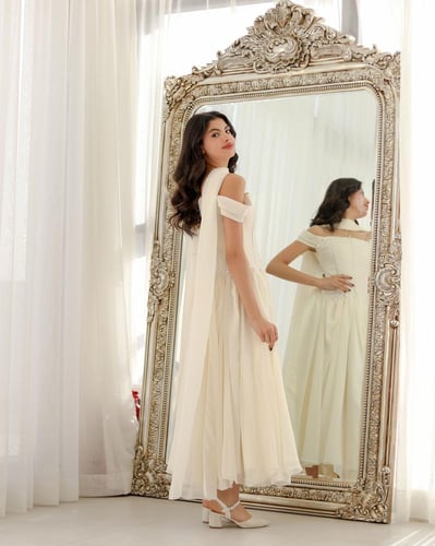 فستان السن المحير اوف وايت من قماش الجاكار