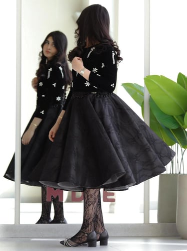 فستان الدانتيل الأسود