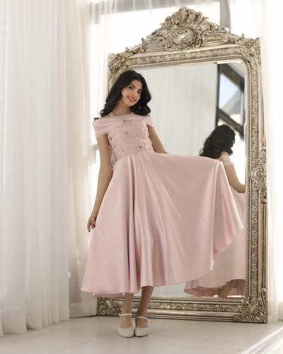 فستان وردي للسن المحير