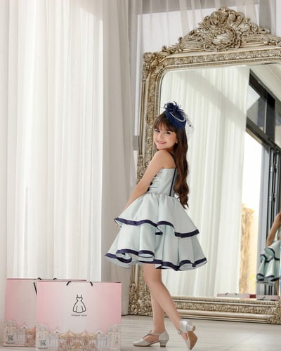 فستان سماوي مع ازرار كحلي