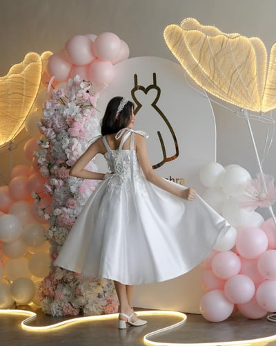 فستان ابيض مزين بالورد للسن المحير