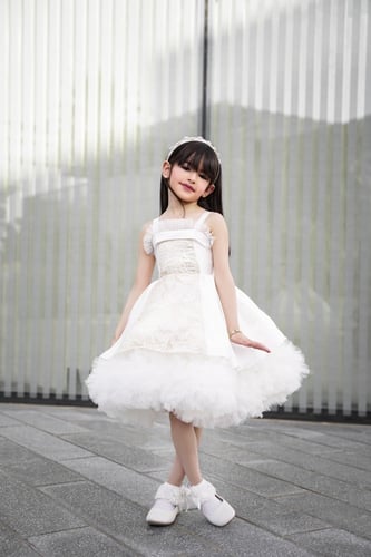 فستان اطفال ابيض وذهبي