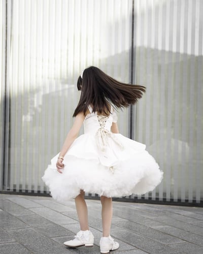 فستان اطفال ابيض وذهبي