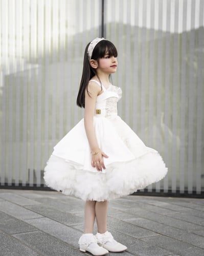 فستان اطفال ابيض وذهبي