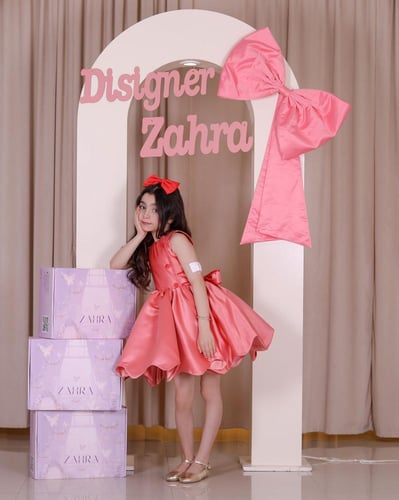 فستان بناتي أنيق بلون وردي لامع