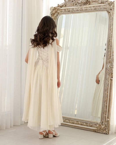 فستان السن المحير اوف وايت من قماش الجاكار