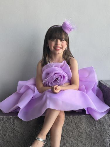 فستان موف مع ورده على الصدر مزينه بالريش