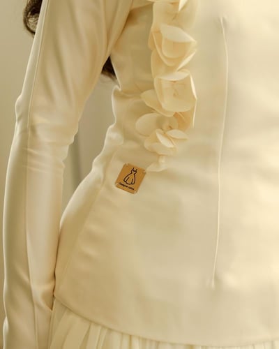 فستان اوف وايت للسن المحير