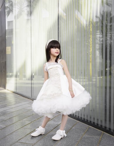 فستان اطفال ابيض وذهبي