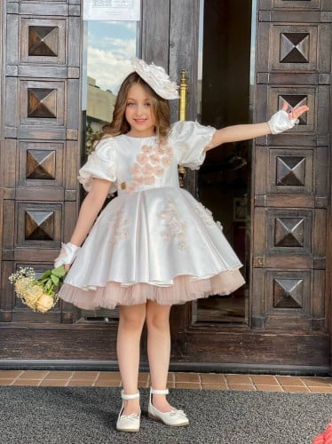 فستان ابيض مع ورد