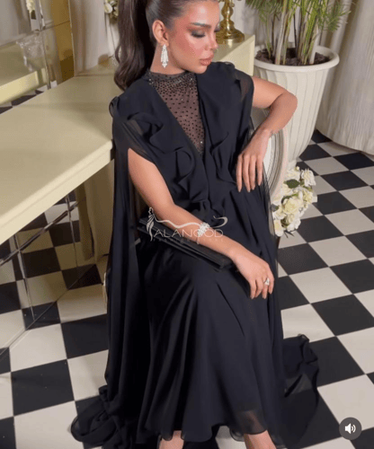 فستان أسود نسائي
