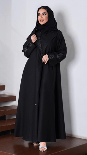 عباية سوداء بياقة رسمية مطرزة