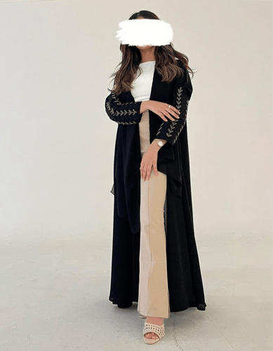 عباية كلوش كريب خفيف بتطريز يدوي على الكم