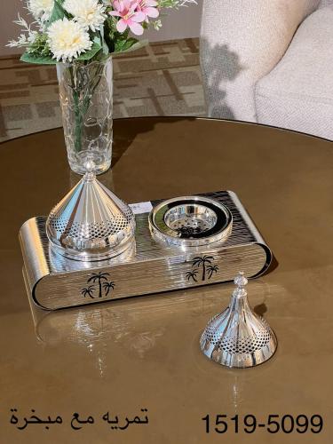طقم ضيافة ملكي: تمرية مع مبخرة فضي بنقش النخلة