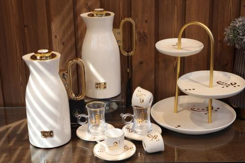 طقم ضيافة ترامس مع فناجين شاي وقهوة + ترمسين + طقم...