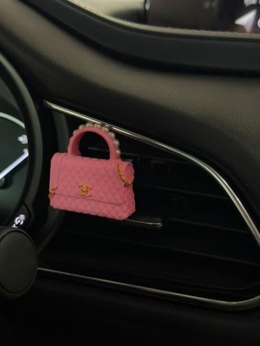 فواحة عطر للسيارة - حقيبة وردية منقطة بتصميم شانيل