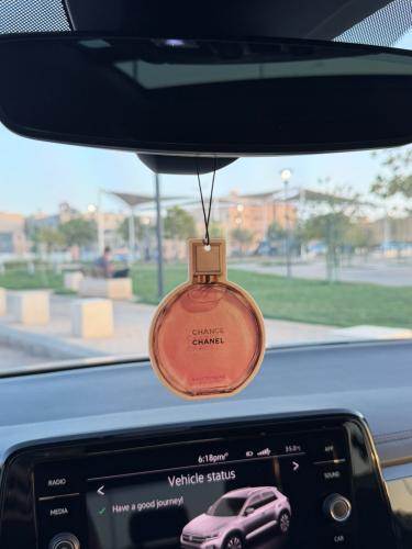 معطر سيارة شانيل - عطر دافئ وردي، معلق بالزينة