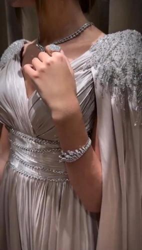 فستان سهرة مميز بتطريز على الكتف بدقه حلوه