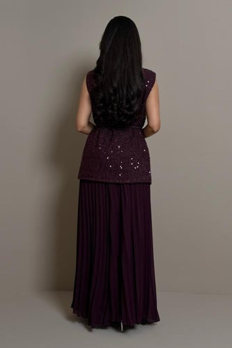 طقم بنفسجي بتصميم أنثوي انسيابي وتفاصيل زهرية ناعم...