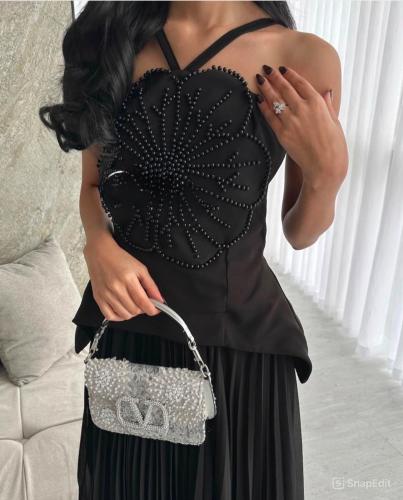 فستان أسود ميدي بكسرات كلوش
