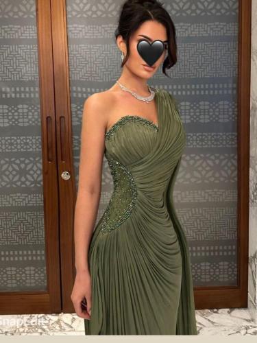 هذا الفستان الزيتي المميز يتميز بتصميمه الراقي ذو...