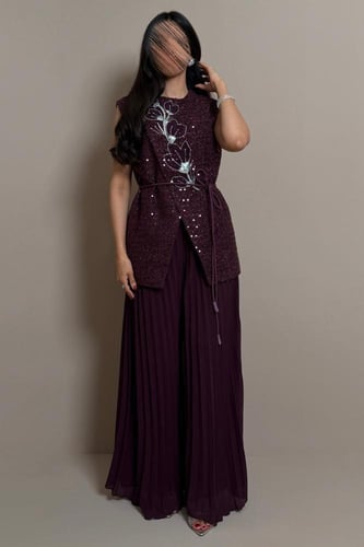 طقم بنفسجي بتصميم أنثوي انسيابي وتفاصيل زهرية ناعم...