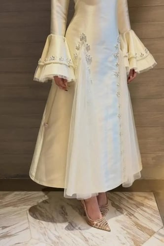فستان عاجي بتفاصيل تطريز ناعمة