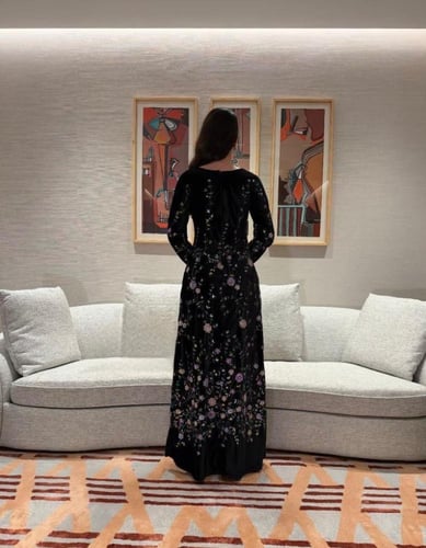 فستان سهرة أسود من قماش المخمل مع شك مورد راقي