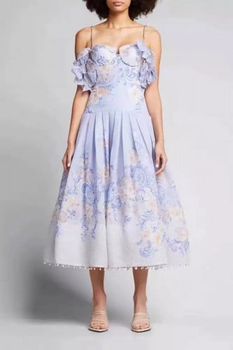 فستان سماوي مزين بالفيونكات والسلاسل