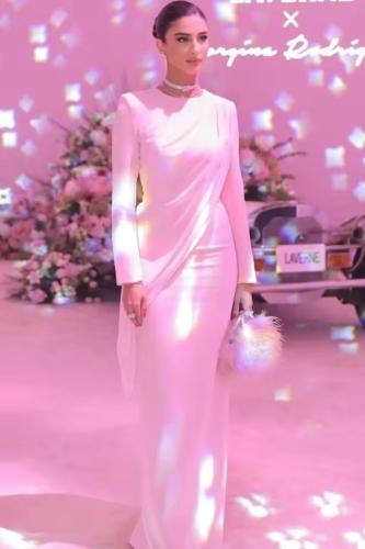 فستان سهرة وردي ناعم بقصة ملكية أنيقة