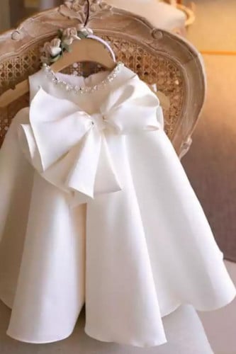 فستان ابيض اطفال بفيونكة كبيرة