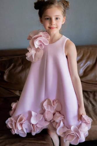 فستان أعياد بإطلالة ملكية