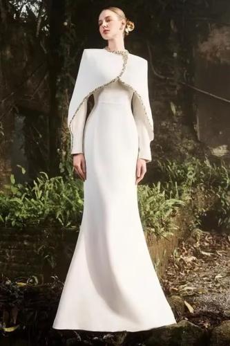 فستان سهرة طويل مع كاب مطرز