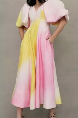 فستان طويل بألوان صيفية منعشة